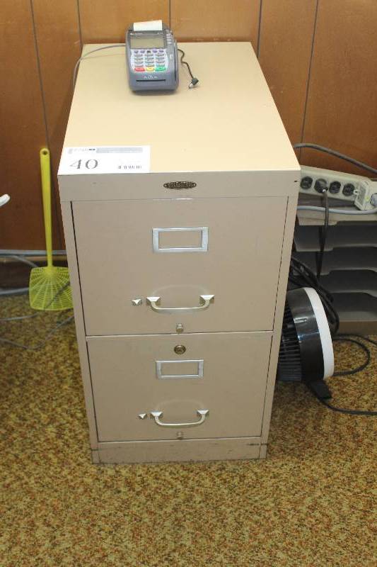 lot 40 image: 2-Drawer Metal File Cabinet