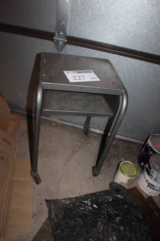 lot 227 image: 4-Wheel Metal TableCart