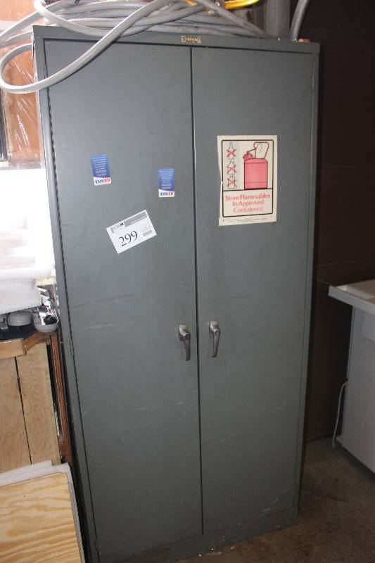 lot 299 image: Hon 2-Door 5-Shelf Metal Cabinet