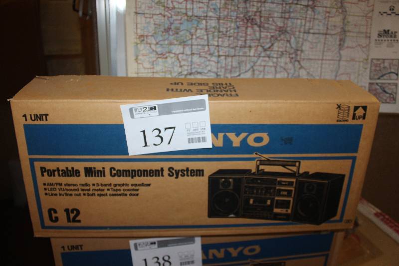 lot 137 image: Sanyo AMFM Stereo Portable Mini Component System w Graphic Equalizer