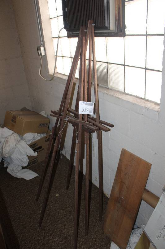 lot 103 image: Art Easels