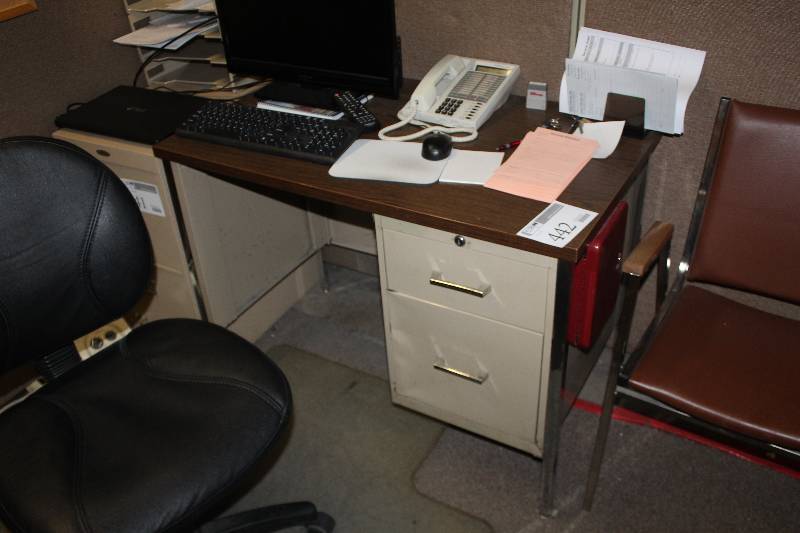 lot 442 image: 4-Drawer Locking Metal Office Desk