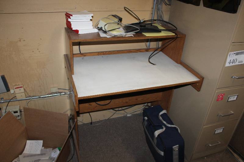 lot 439 image: Shelf