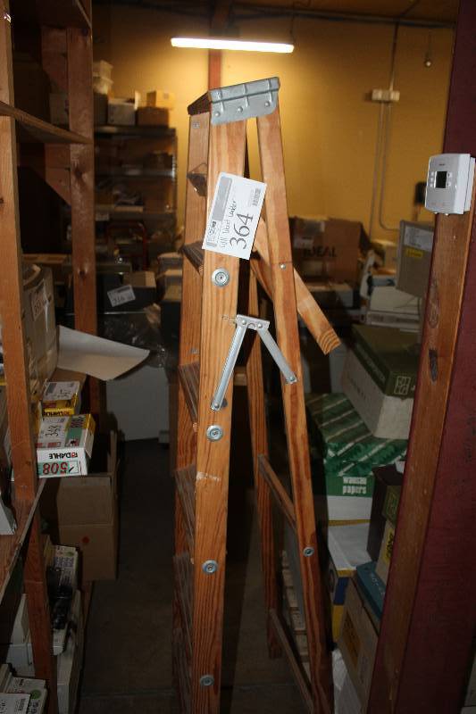 lot 364 image: 6ft. Wood Ladder
