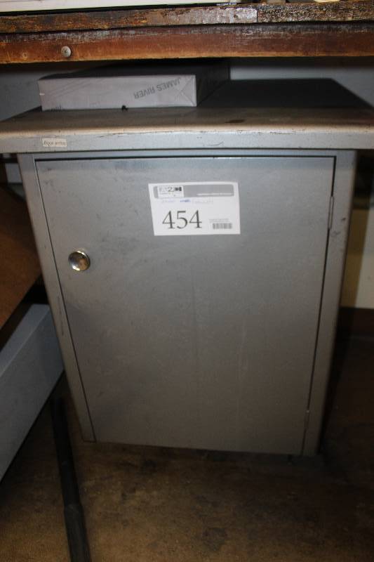 lot 454 image: Lot of (2) Metal Cabinets