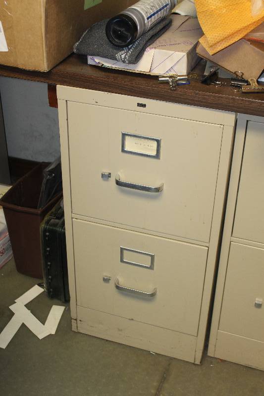 lot 462 image: 2-Drawer Metal File Cabinet