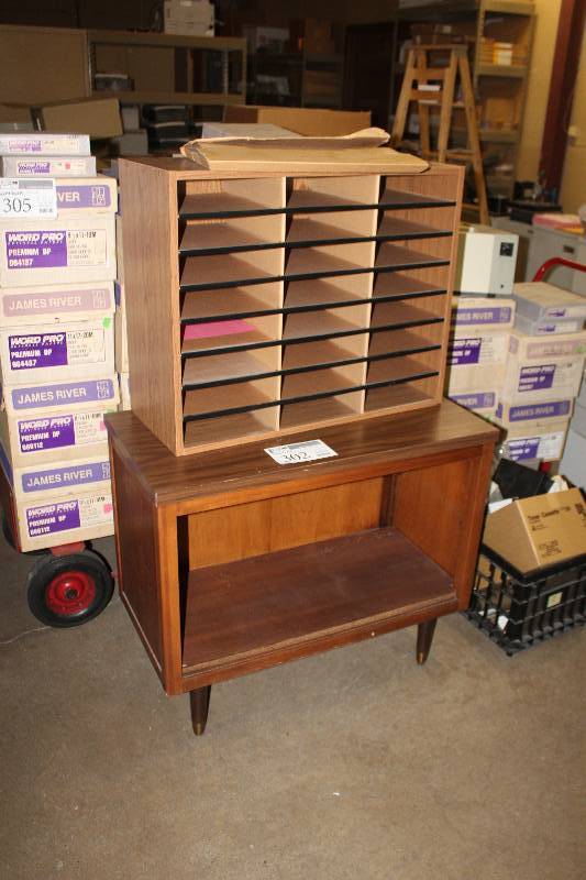 lot 302 image: Organizer Sorting Table