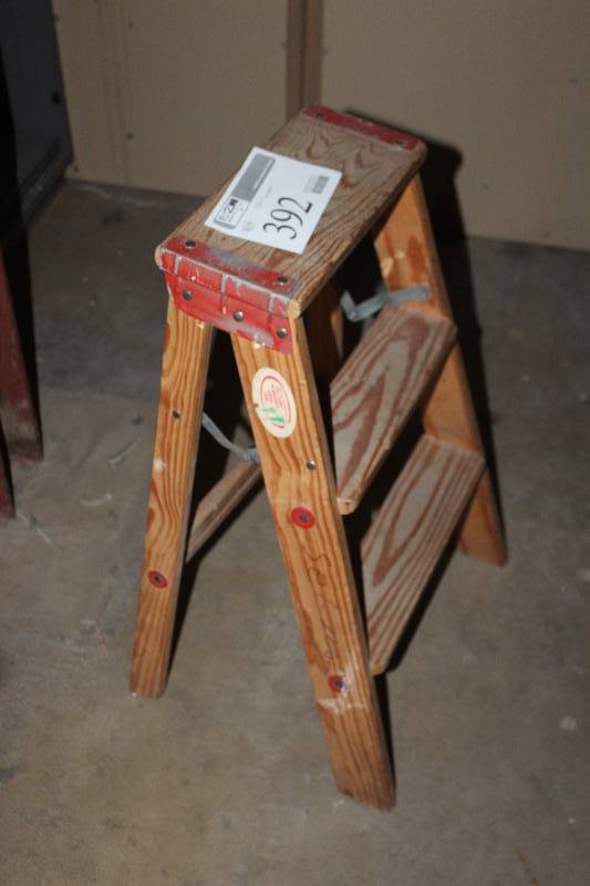lot 392 image: 3ft. Wood Step Ladder