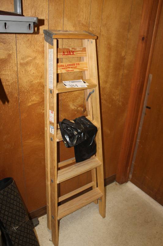 lot 384 image: 5ft. Wood Ladder