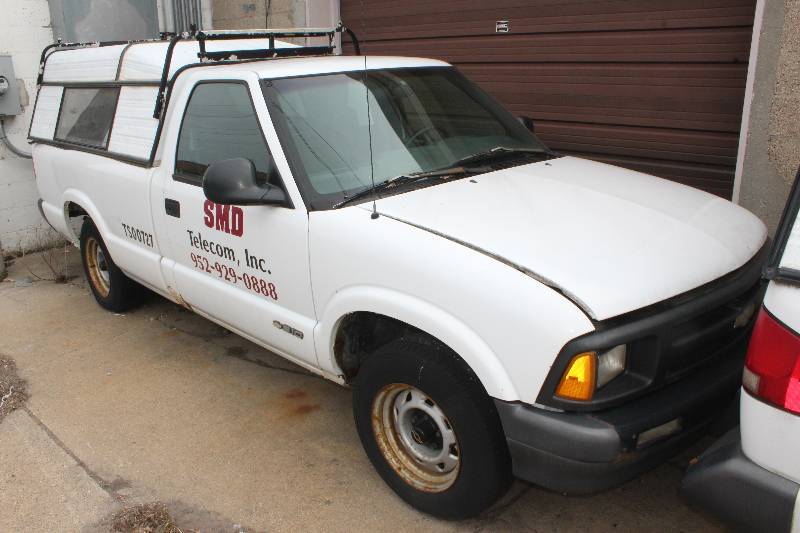 lot 1 image: 1997 Chevy S10 Pickup w Bed Top