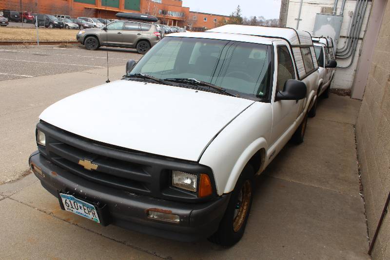 lot 2 image: 1997 Chevy S10 Pickup w Bed Top
