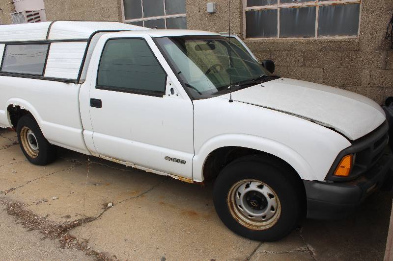 lot 3 image: 1997 Chevy S10 Pickup w Bed Top