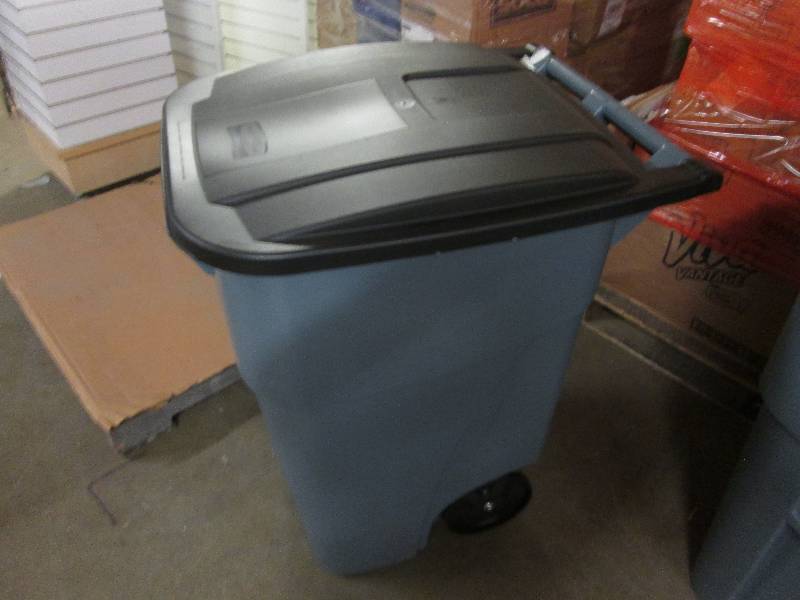 Large Rubbermaid Rolling Trash Can ...