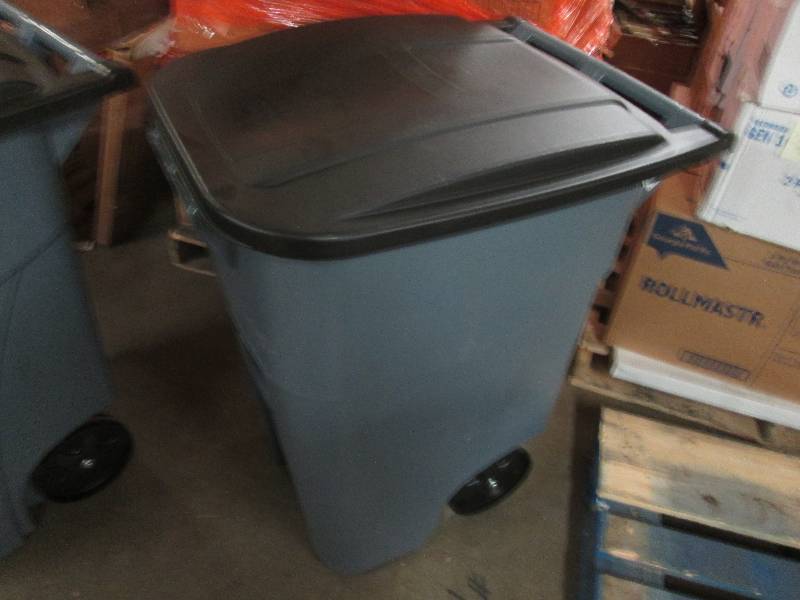 Large Rubbermaid Rolling Trash Can ...