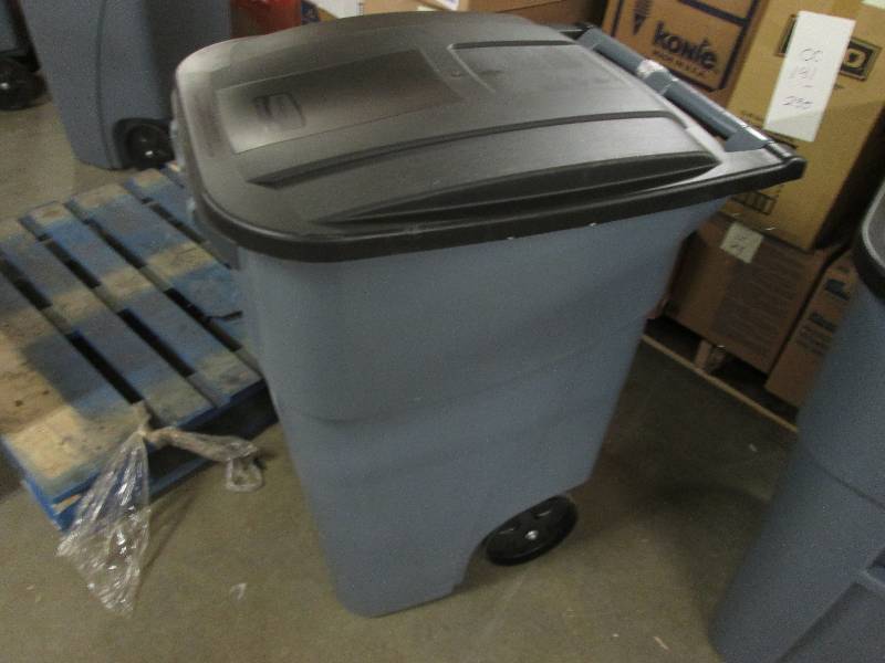 Large Rubbermaid Rolling Trash Can ...