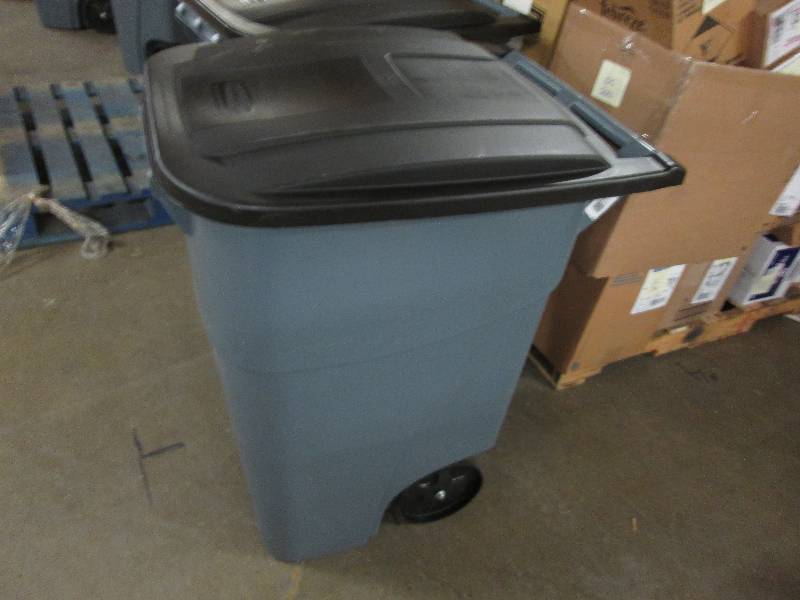 Large Rubbermaid Rolling Trash Can ...