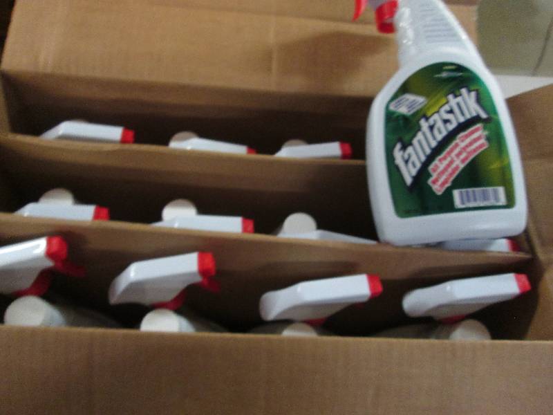 Case of 12 Quart Size Spray Bottle...