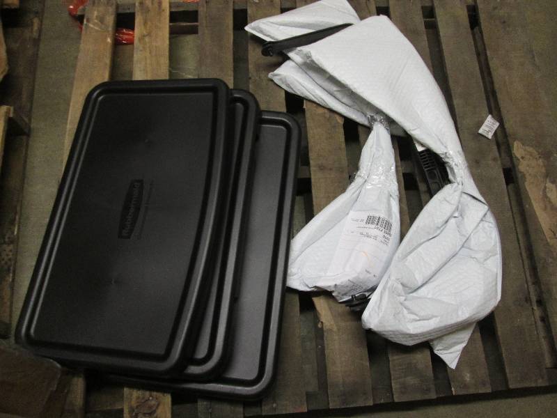 4 Handles & 3 Rubbermaid Lids...