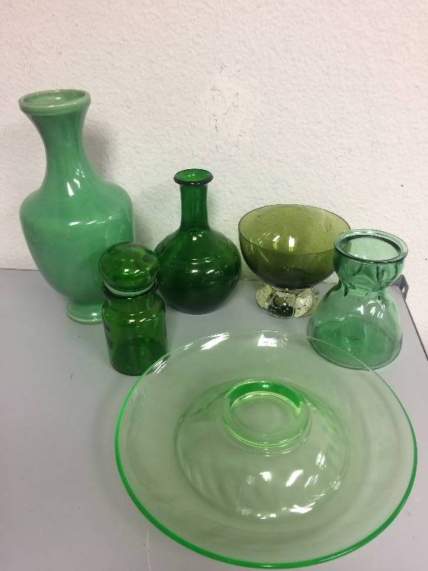 lot 3 image: Green Glassware