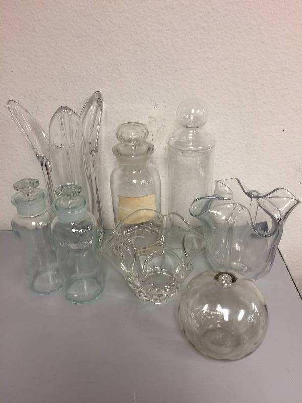 lot 4 image: Clear Glassware