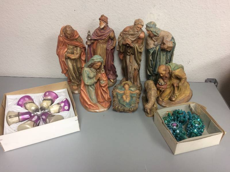 lot 16 image: Vintage Nativity Set and More
