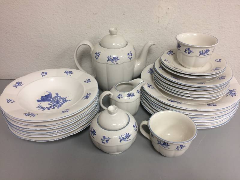 lot 17 image: Homeworld Dinnerware
