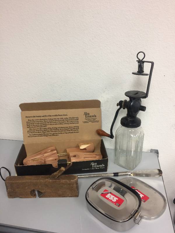 lot 19 image: Assorted Vintage Items