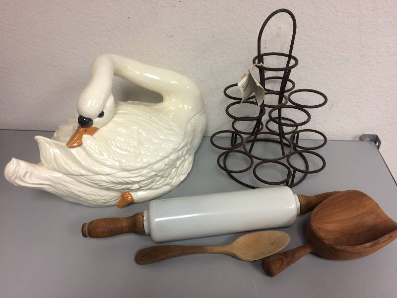 lot 21 image: Assorted Vintage Kitchen Items