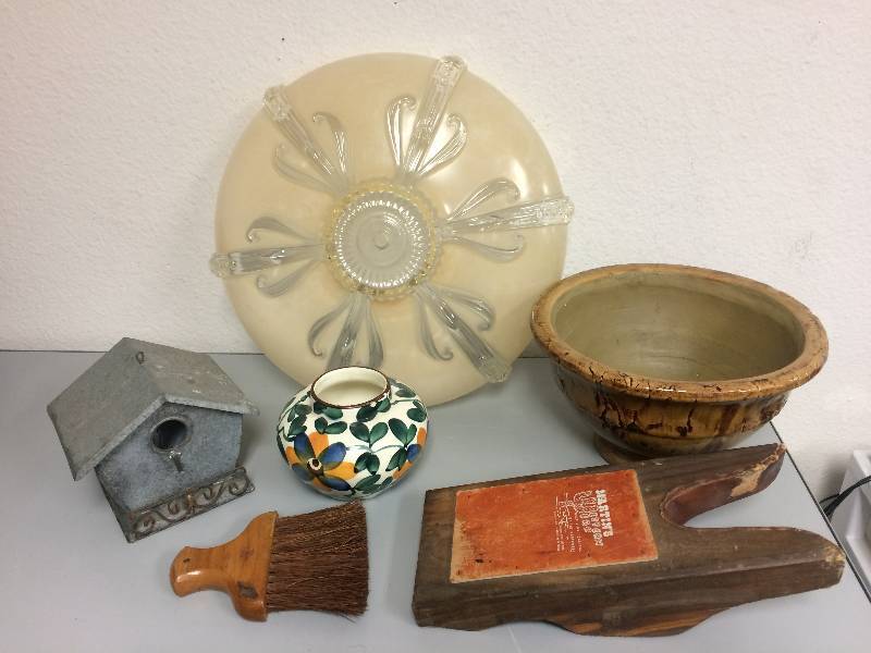lot 22 image: Assorted Vintage Items