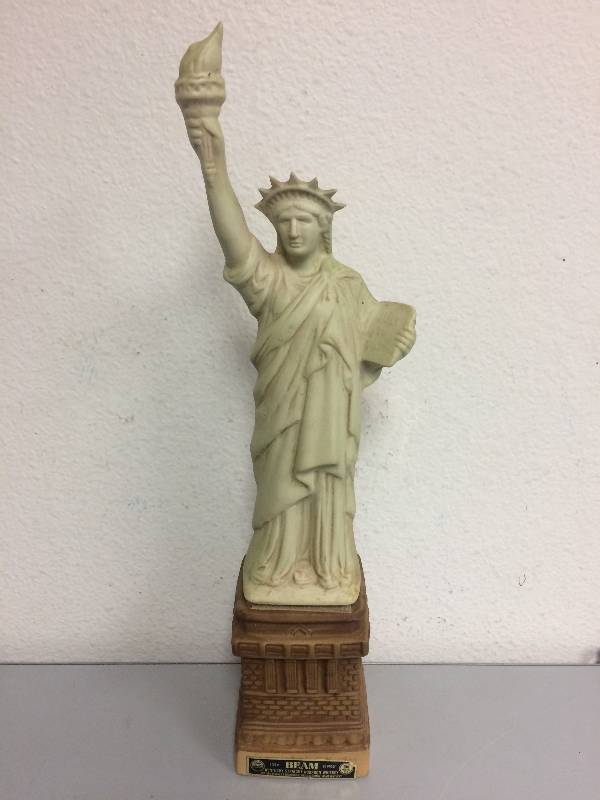lot 26 image: James Beam - Statue of Liberty Decanter