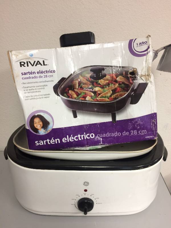 lot 32 image: Electric Roaster and Skillet