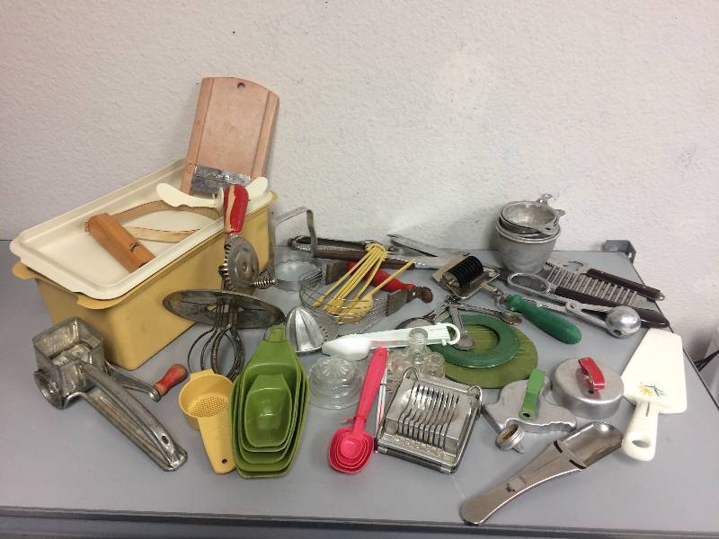 lot 33 image: Assorted Vintage Kitchenware