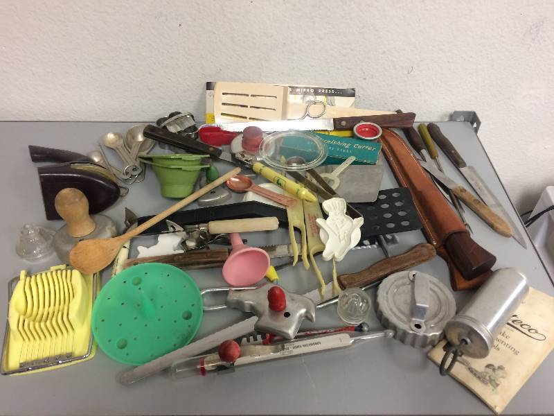 lot 34 image: Assorted Vintage Kitchenware