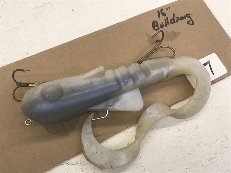 16 Bull Dawg Muskie Lure ...