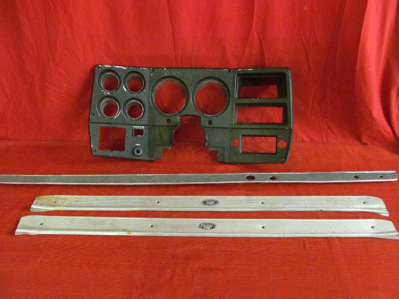 lot 5 image: Chevy interior parts