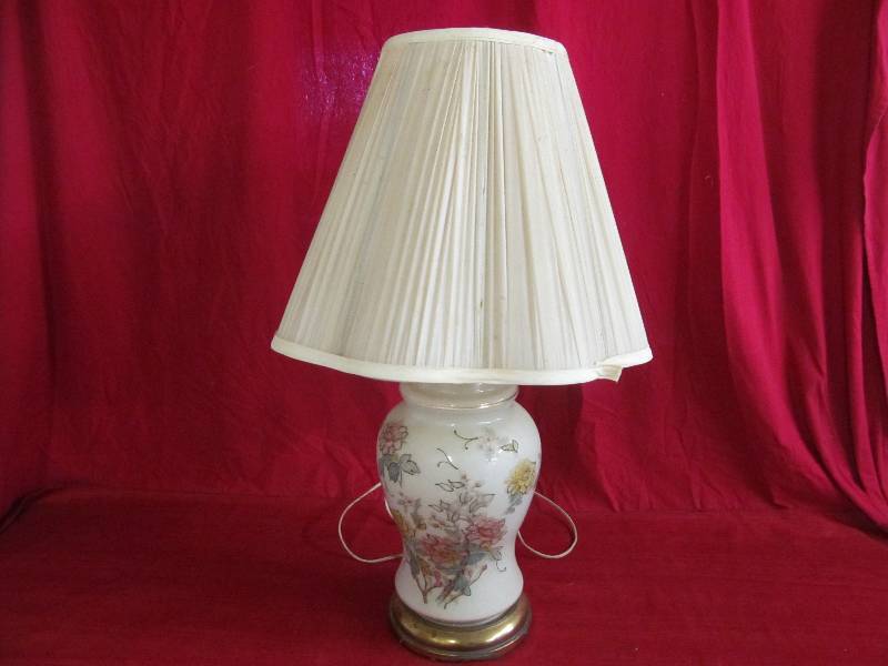 lot 6 image: vintage table lamp