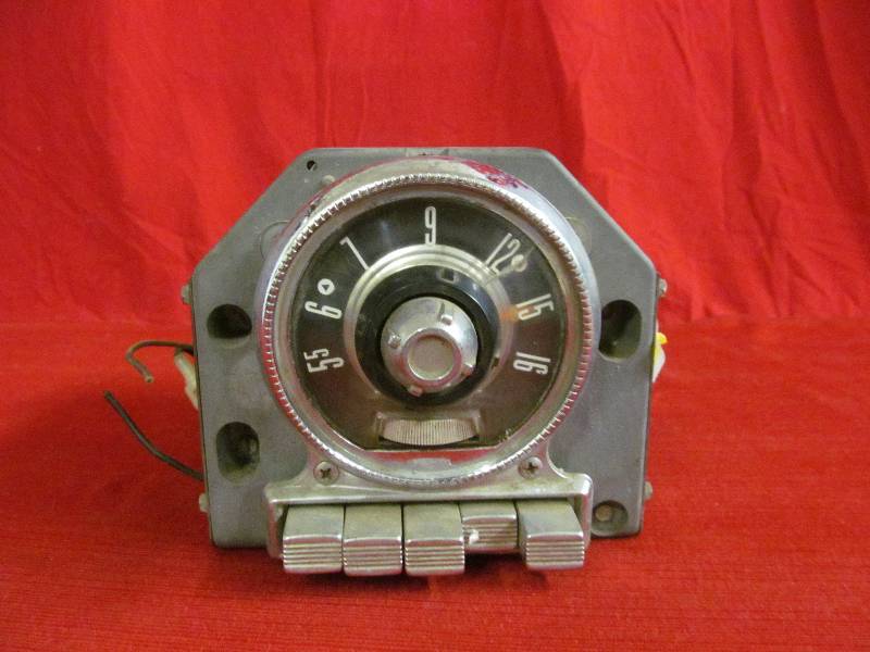 lot 33 image: vintage radio