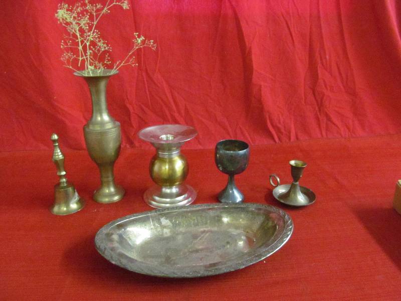lot 87 image: brass items