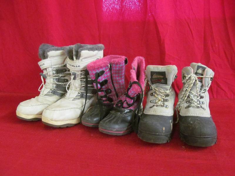 lot 89 image: snow boots