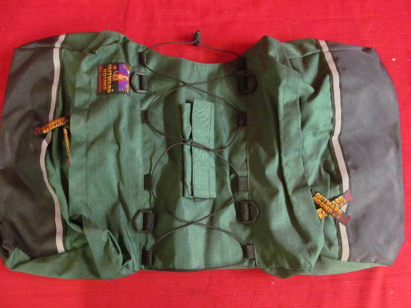 lot 98 image: Outward hound pet travel gear