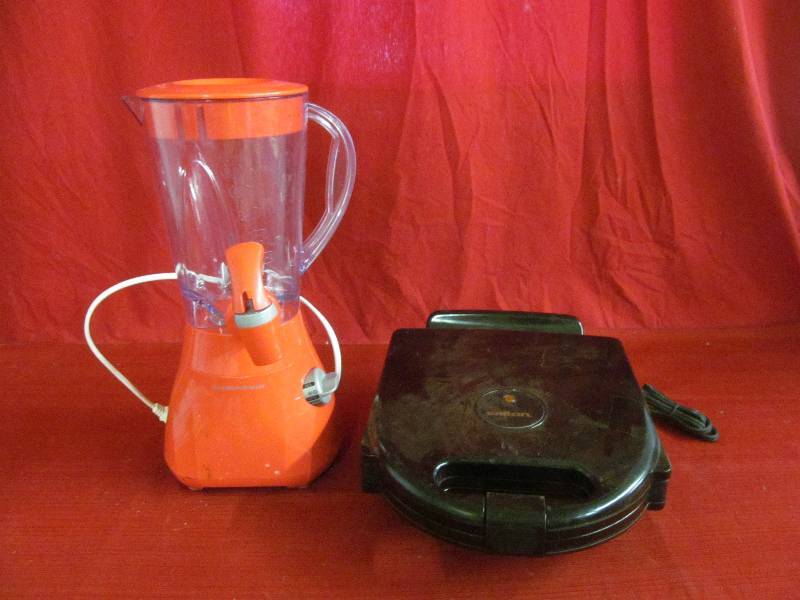 lot 106 image: Small Kitchen appliances