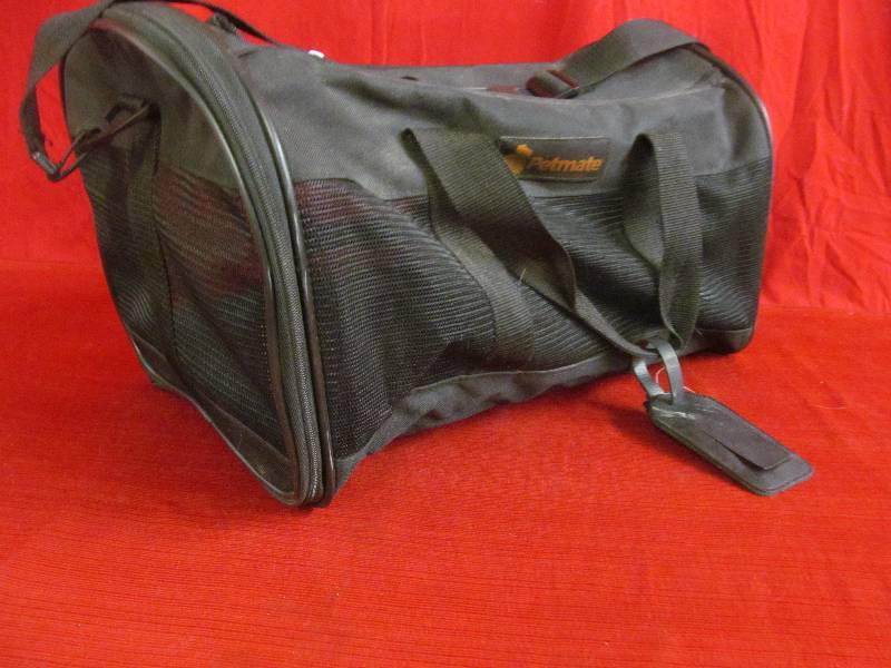 lot 110 image: Pet carrier