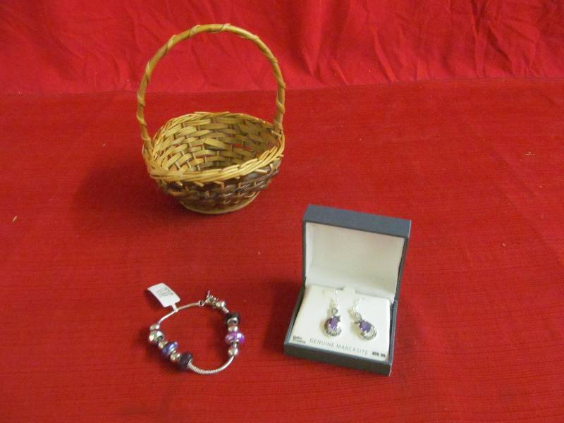 lot 118 image: jewelry, small basket