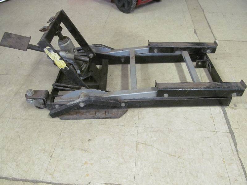 lot 123 image: atv lift