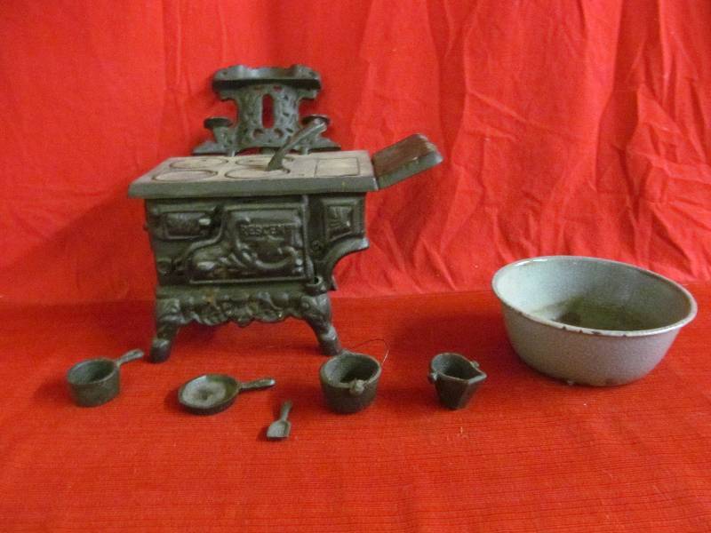 lot 140 image: vintage cast iron Crescent wood stove