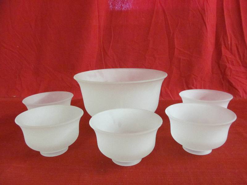 lot 144 image: salad bowl set