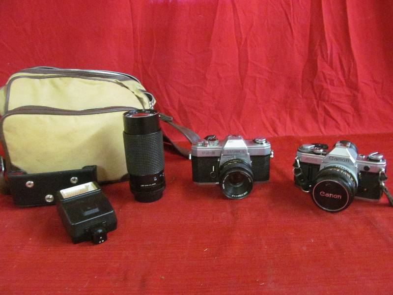 lot 165 image: Cannon camera,lens,flash lens covers bag
