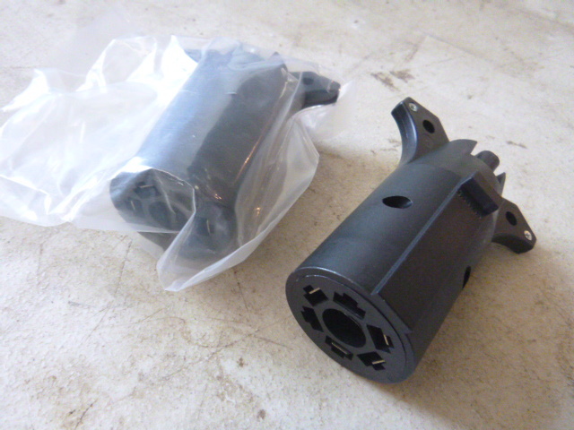 2 7 Pin to 4 Pin Plugs