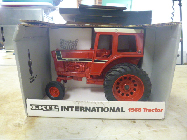 Ertl Special Edition International 1566 Toy Tractor