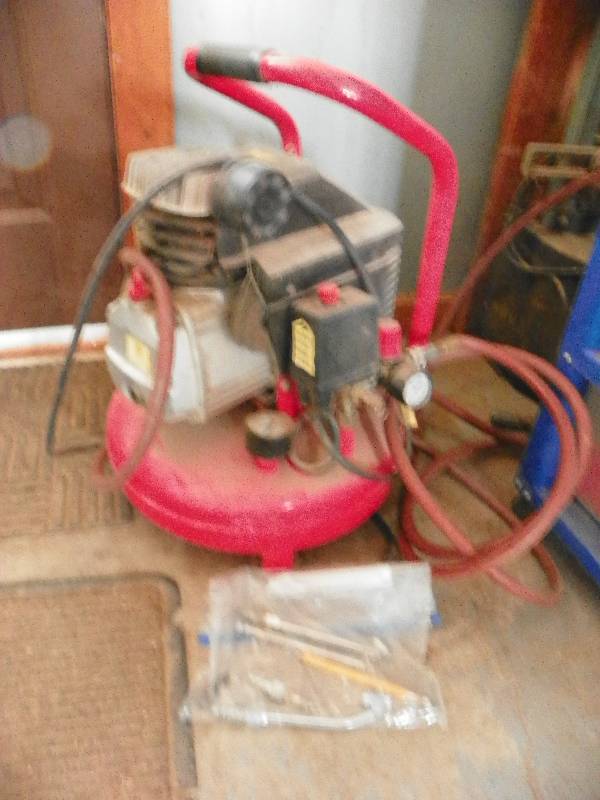 lot 3 image: Air compressor with a few attachment ends